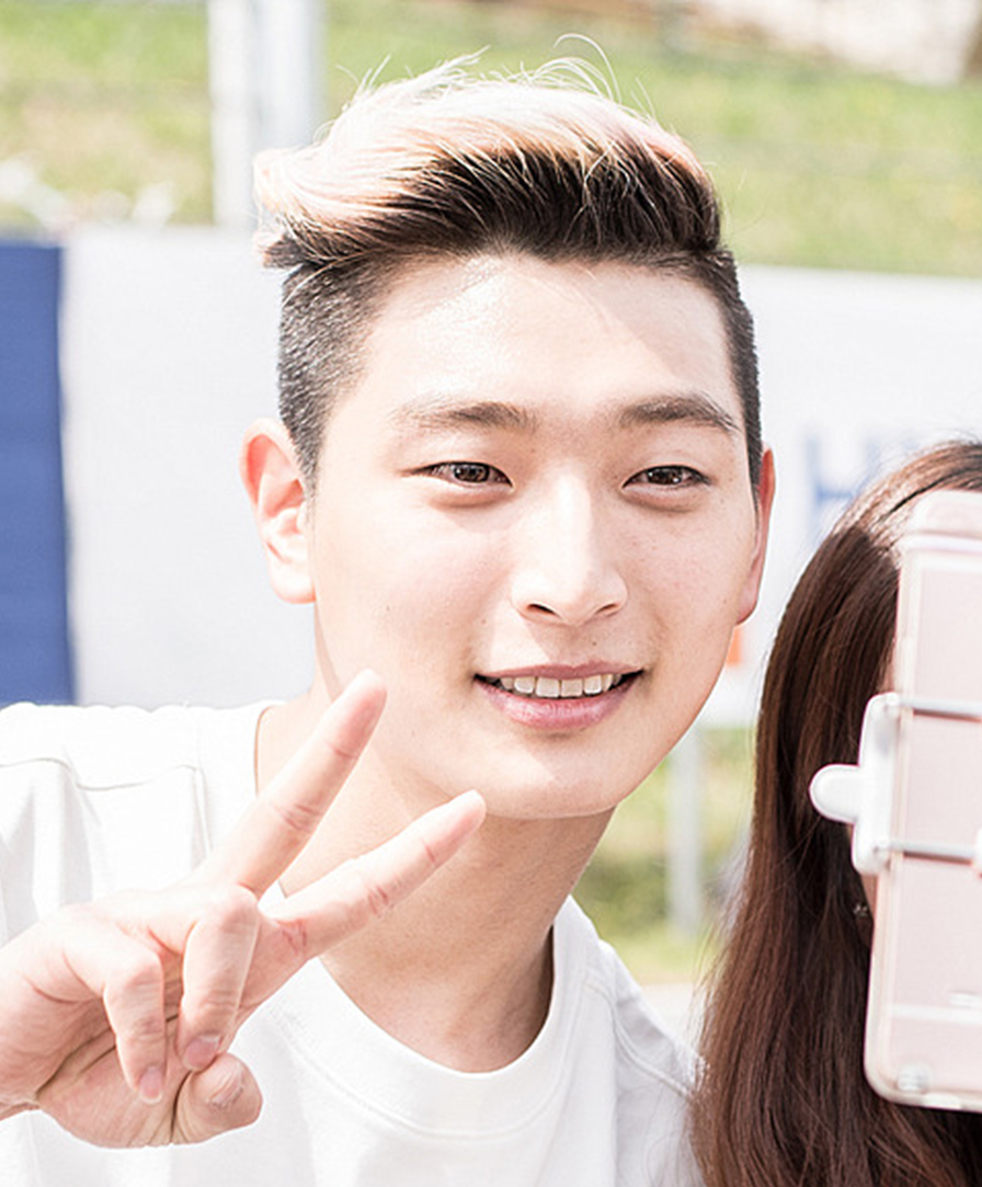 2AM's Jeong Jinwoon Is Set To Be Discharged From His Military Service