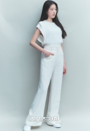 Jang Da-ah, Sister of IVE's Jang Won-young, Unveils Her Stunning Visuals in Exclusive Photoshoot