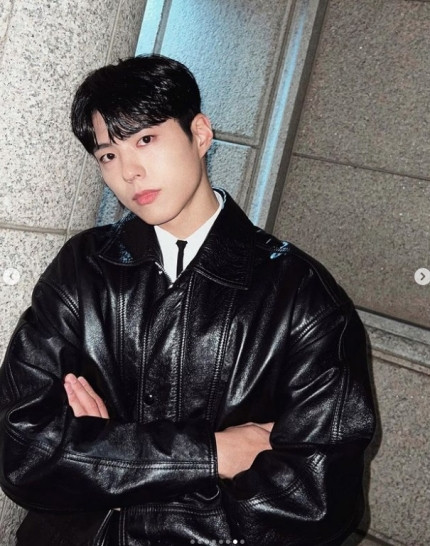 V, Lisa, and Park Bo-gum Showcase 'Doll-like' Perfection as Luxury Brand Ambassadors V, Lisa, and Park Bo-gum Showcase 'Doll-like' Perfection as Luxury Brand Ambassadors