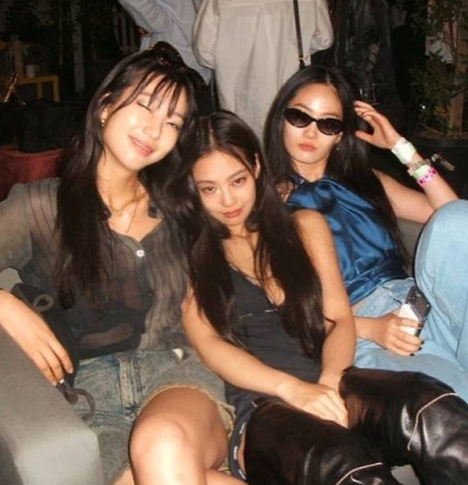 BLACKPINK's Jennie Shines with Model Friends, Showcasing Doll-like Beauty and Proportions