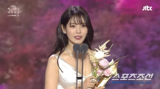 K-Pop Stars Dazzle at Awards Show: 'Million-Dollar' Jewelry Parade Turns Heads K-Pop Stars Dazzle at Awards Show: 'Million-Dollar' Jewelry Parade Turns Heads