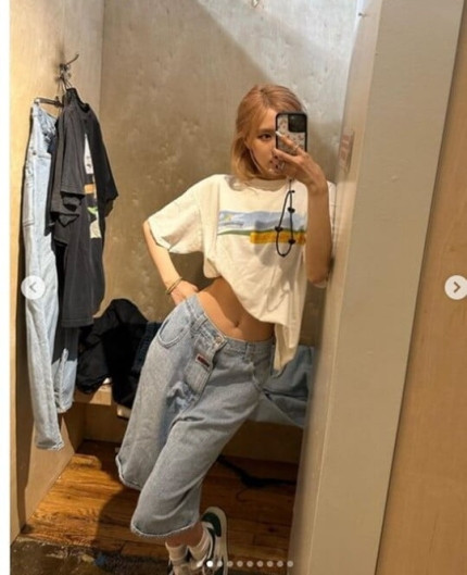 BLACKPINK's Rosé Stuns Fans with Unbelievable Waistline in Recent Photos - Is it Photoshopped? BLACKPINK's Rosé Stuns Fans with Unbelievable Waistline in Recent Photos - Is it Photoshopped?