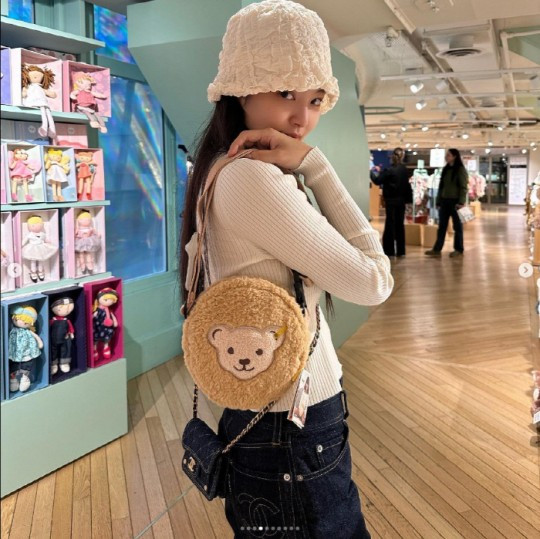 BLACKPINK's Jennie Triggers Speculation of Dating BTS's V with Throwback Paris Outfit Pictures BLACKPINK's Jennie Triggers Speculation of Dating BTS's V with Throwback Paris Outfit Pictures