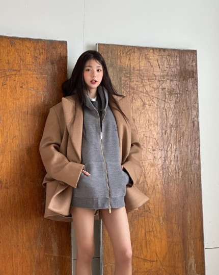 IVE's Jang Won-young Astounds with Her Striking Visuals and Endless Legs IVE's Jang Won-young Astounds with Her Striking Visuals and Endless Legs