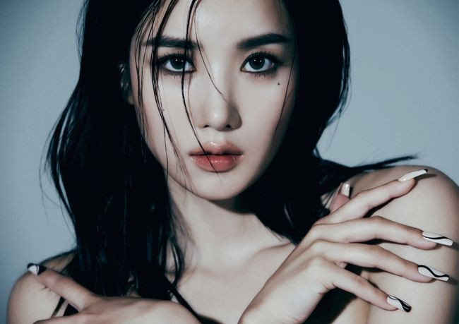 Kwon Eun-bi Unleashes Her Intoxicating and Provocative Charisma, Dazzling With Mature Elegance