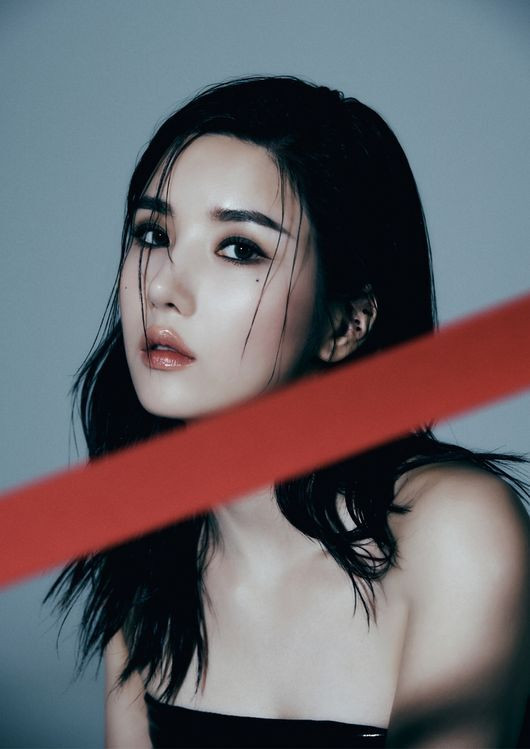 Kwon Eun-bi Unleashes Her Intoxicating and Provocative Charisma, Dazzling With Mature Elegance