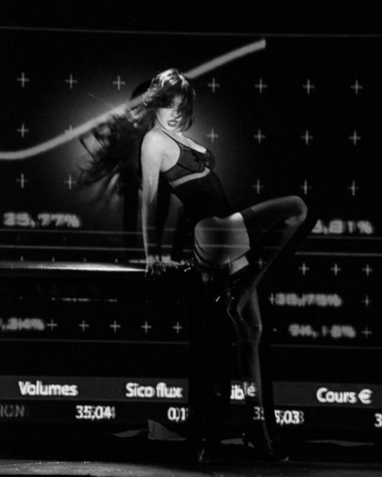 BLACKPINK Lisa Captivates with Exclusive Shows at Iconic Crazy Horse Paris, Sexy Photos Released