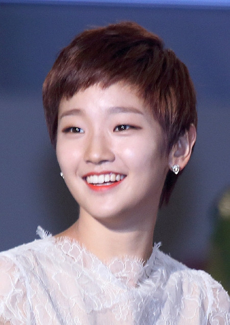 Park So Dam Reveals Secrets Of The 'Parasite' Filming In Solar's YouTube Channel