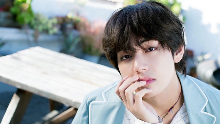 BTS V Arrives In Paris For Mystery Project, Airport Fashion Leaves Everyone Drooling