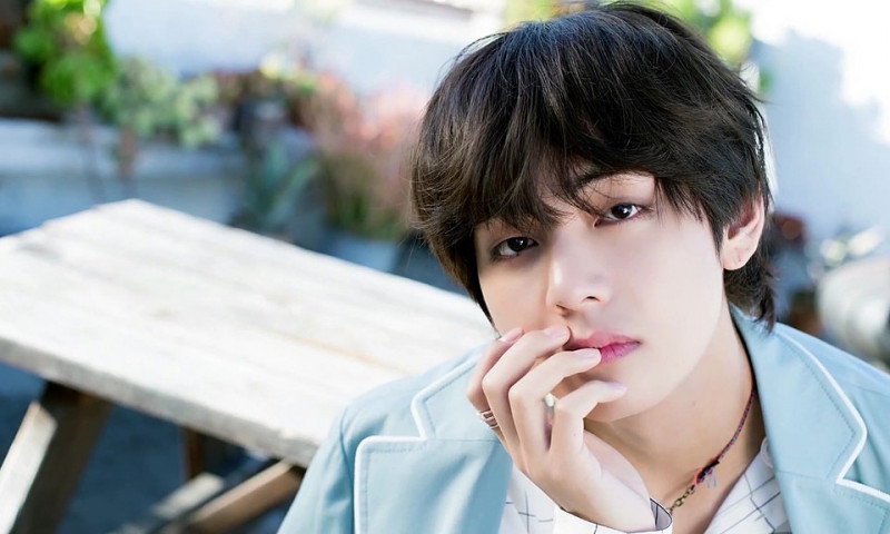 BTS V Arrives In Paris For Mystery Project, Airport Fashion Leaves Everyone Drooling
