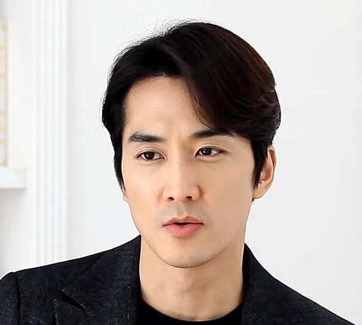 Song Seung Heon receives gift