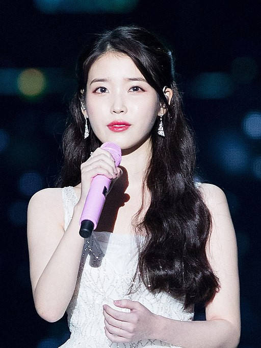 French Influencer Shoulder Bumped K-Pop Idol And Actress IU At 2022 ...