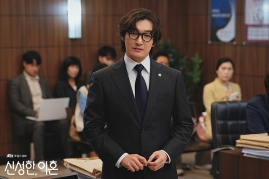 'Divorce Attorney Shin' Gains Attention as Jo Seung-woo Shines, but Han Hye-jin's Performance Remains Divisive