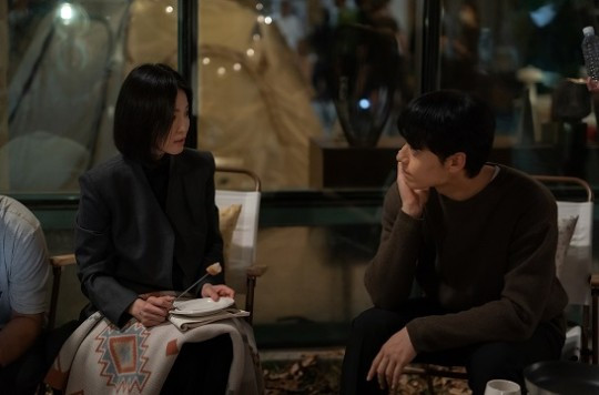 The Romance in 'The Glory' - Why Fans are Enthralled by Song Hye-kyo and Jung Sung-il 