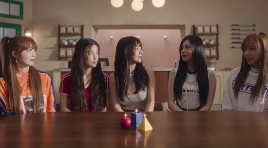 Apink Demonstrates 13-Year Pure Idol Power with Healing Embrace in 'D N D'