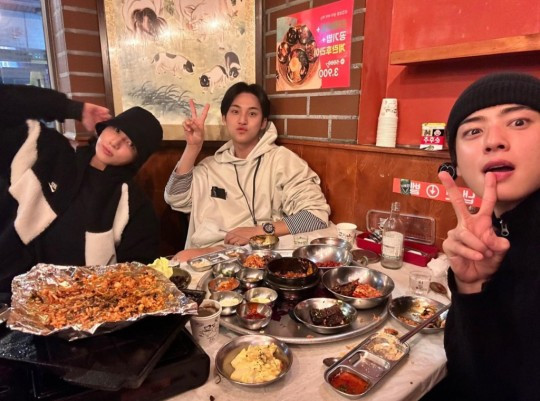 BTS Jungkook, SEVENTEEN Mingyu, and ASTRO Cha Eun-woo Enjoy 'A Good Evening' at BBQ Restaurant