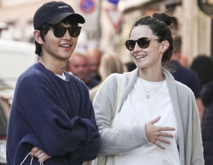 Song Joong-ki and Katie Display 'Sweet Skinship' in Rome, Captured Despite Surrounding Gazes