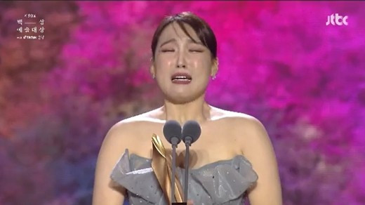Lee Eun-ji Tearfully Accepts Best Female Entertainer Award: 'I've Always Regretted After Filming...'