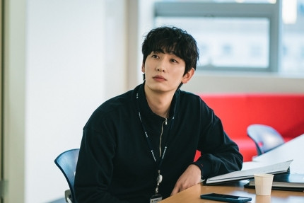 The Mystery Unfolds in 'Delightfully Deceitful': Why Does Yoon Park's Character Approach Chun Woo-Hee?
