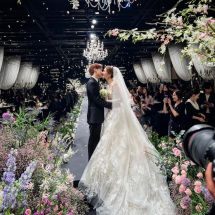 SE7EN and Lee Da-hae's 'Joyful Kiss' at Wedding, YG Family Members Attend