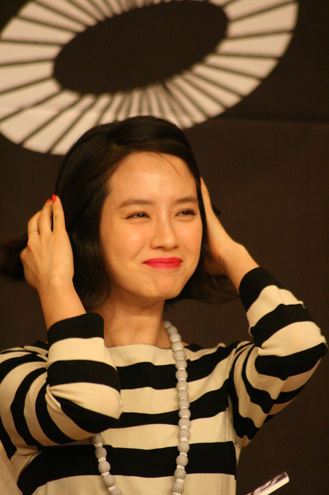 Even After Handling a 'Faulty Wardrobe', Song Ji-hyo Digs into Her Own Pocket to Prevent 'Unpaid Wages'