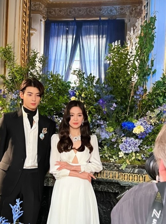 'A Visual Feast' - Song Hye-kyo and Cha Eun-woo Shine in France