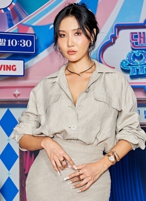 MAMAMOO's Hwasa Ends Exclusive Contract with RBW: Promises Continued Support for Independent and Collective Activities