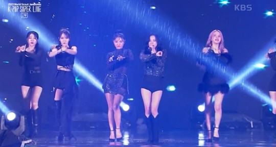 MAMAMOO's High Heel Performance in Torrential Rain: Artistry or Safety Concern?