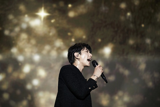 BTS's V Makes a Surprise Appearance at Park Hyo Shin's Concert: 25,000 Fans Cheer in Delight