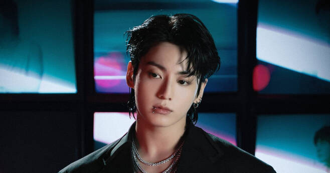 BTS JungkookBTS Jungkook’s 'Standing Next to You' Clinches Top Spot on Billboard's 'Global' and 'Digital Song Sales' Charts for Two Consecutive Weeks