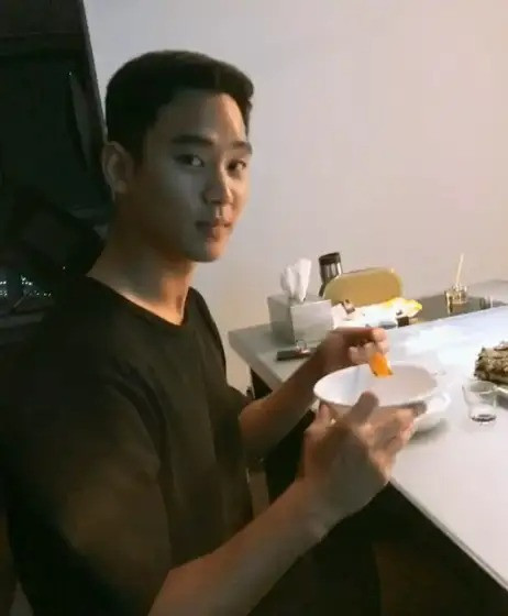 Kim Soo-hyun Faces New Photo Leak Hours Before Press Conference: 'Spicy Chicken Stew Made by High Schooler Kim Sae-ron'
